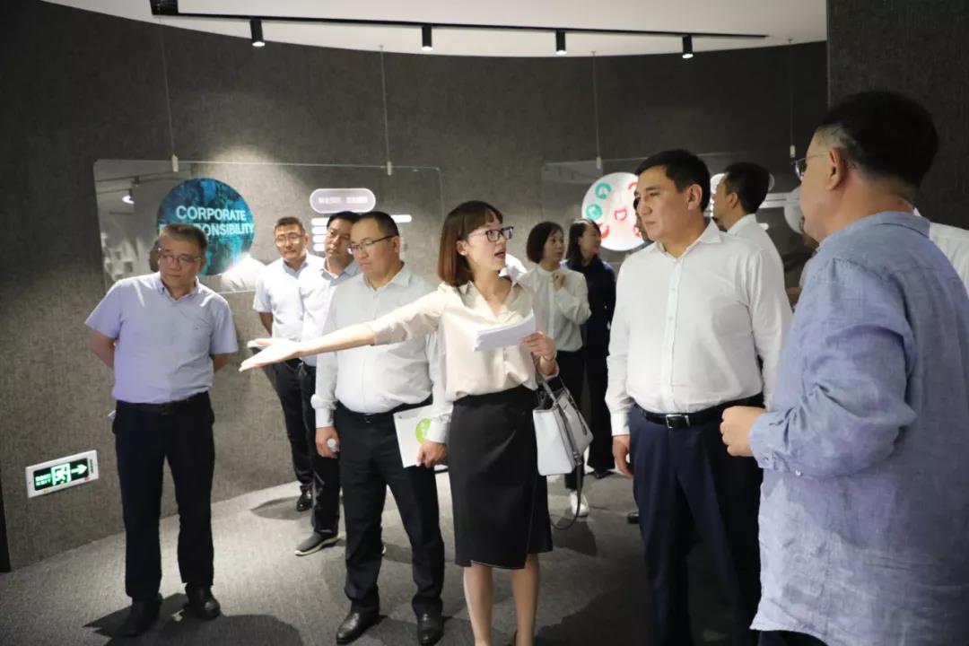 为代表团介绍122cc太阳集团的菌株采集.jpg